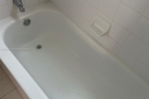 Condo in Miami, Florida, 3 bedrooms  № 1783737 - photo 19