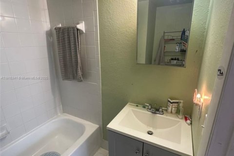 Condo in Miami, Florida, 3 bedrooms  № 1783737 - photo 10