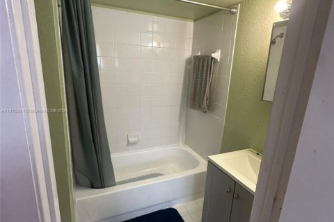 Condo in Miami, Florida, 3 bedrooms  № 1783737 - photo 11