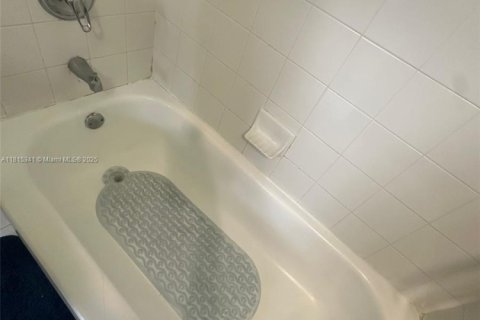 Condo in Miami, Florida, 3 bedrooms  № 1783737 - photo 9