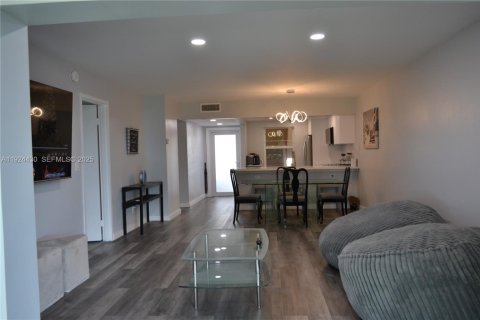 Снять в аренду кондоминиум в Маргит, Флорида 2 спальни, 86.4м2, № 1986485 - фото 14