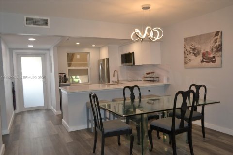 Снять в аренду кондоминиум в Маргит, Флорида 2 спальни, 86.4м2, № 1986485 - фото 16