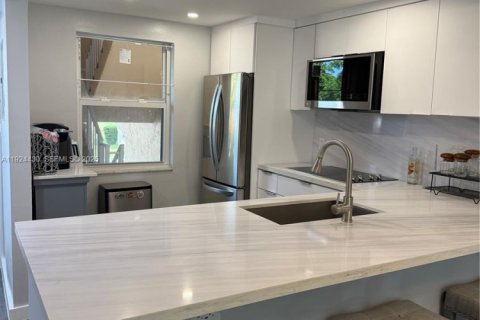 Снять в аренду кондоминиум в Маргит, Флорида 2 спальни, 86.4м2, № 1986485 - фото 3