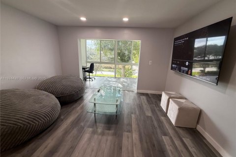 Снять в аренду кондоминиум в Маргит, Флорида 2 спальни, 86.4м2, № 1986485 - фото 1