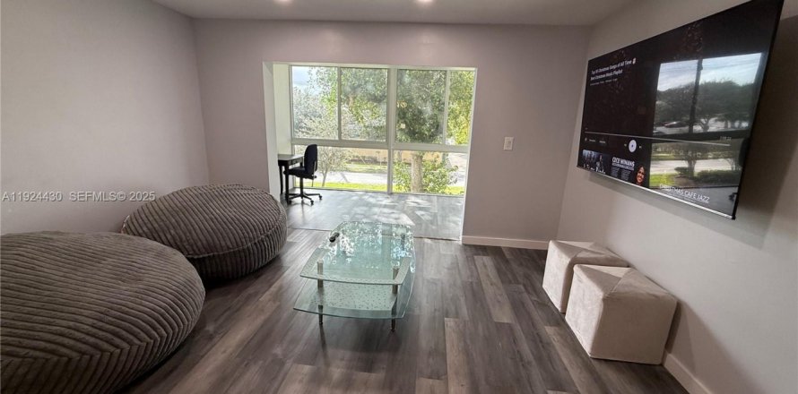 Кондоминиум с 2 спальнями в Маргит, Флорида № 1986485