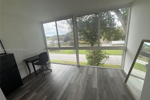 Снять в аренду кондоминиум в Маргит, Флорида 2 спальни, 86.4м2, № 1986485 - фото 2