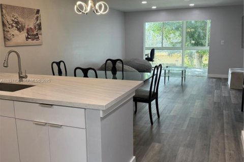 Снять в аренду кондоминиум в Маргит, Флорида 2 спальни, 86.4м2, № 1986485 - фото 5