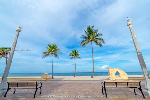 Condo in Hollywood, Florida, 1 bedroom  № 1881727 - photo 7