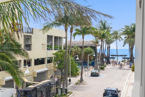 Condo in Hollywood, Florida, 1 bedroom  № 1881727 - photo 23
