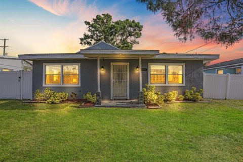 House in Riverview, Florida 4 bedrooms, 142.7 sq.m. № 1657302 - photo 1