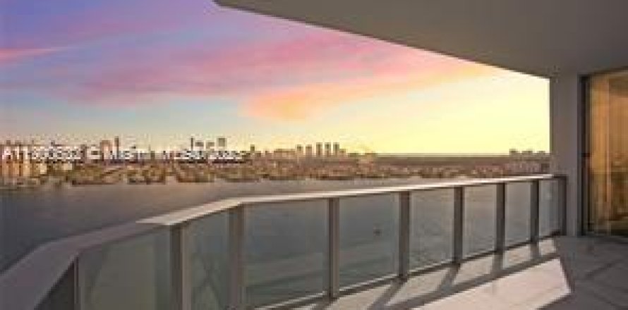 Condominio en North Miami Beach, Florida, 4 dormitorios  № 1951969