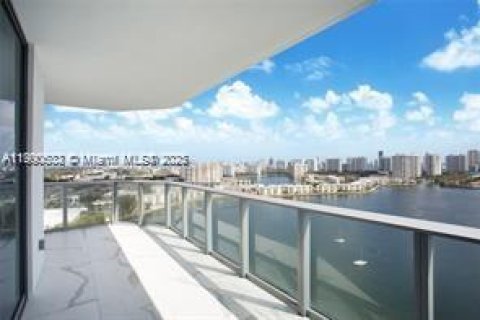Condominio en alquiler en North Miami Beach, Florida, 4 dormitorios, 222.04 m2 № 1951969 - foto 14