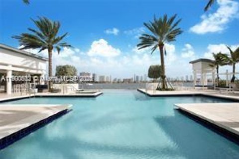 Condominio en alquiler en North Miami Beach, Florida, 4 dormitorios, 222.04 m2 № 1951969 - foto 17