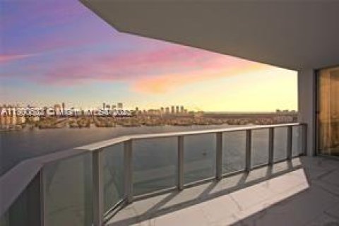 Condominio en alquiler en North Miami Beach, Florida, 4 dormitorios, 222.04 m2 № 1951969 - foto 16
