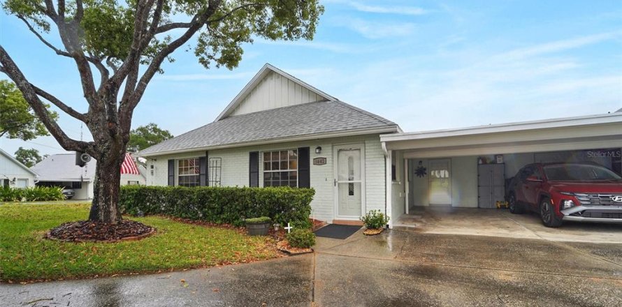 House in New Port Richey, Florida 2 bedrooms, 104.42 sq.m. № 2147781