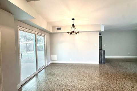 Villa ou maison à louer à Largo, Floride: 2 chambres, 105.91 m2 № 2148725 - photo 6