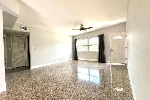 Villa ou maison à louer à Largo, Floride: 2 chambres, 105.91 m2 № 2148725 - photo 2