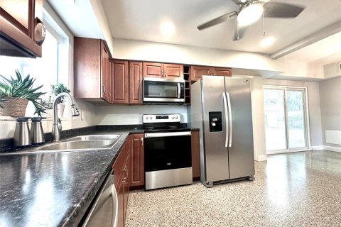 Villa ou maison à louer à Largo, Floride: 2 chambres, 105.91 m2 № 2148725 - photo 3