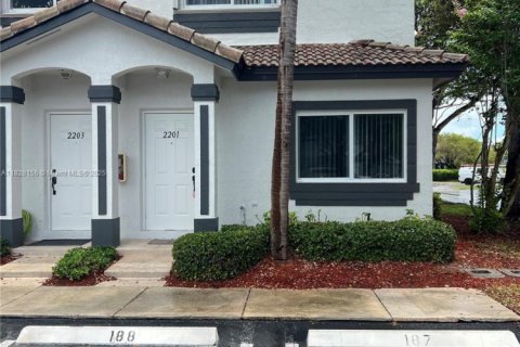 Townhouse in Homestead, Florida 2 bedrooms, 127.28 sq.m. № 1799179 - photo 1