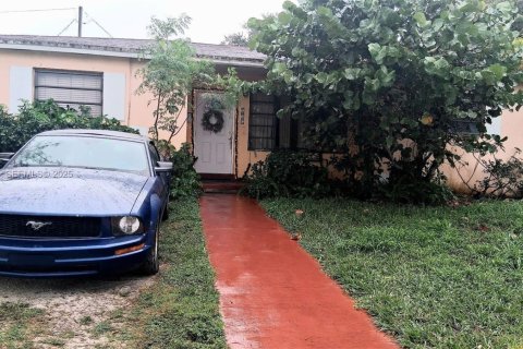 Villa ou maison à vendre à North Miami Beach, Floride: 4 chambres, 182.37 m2 № 1988553 - photo 1