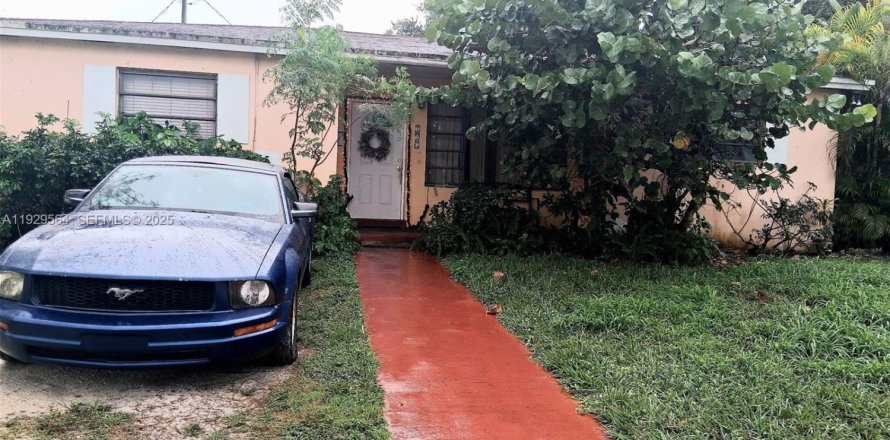 Villa ou maison à North Miami Beach, Floride 4 chambres, 182.37 m2 № 1988553