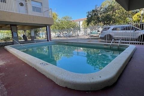 Condominio en alquiler en Hollywood, Florida, 2 dormitorios, 77.11 m2 № 1029530 - foto 1