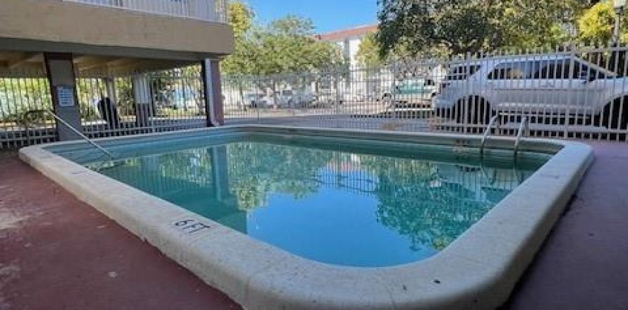 Condominio en Hollywood, Florida, 2 dormitorios № 1029530