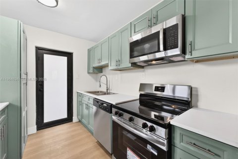 Дом в Майами, Флорида 2 спальни, 122.63м2 № 2026880