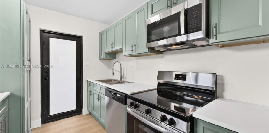 Дом в Майами, Флорида 2 спальни, 122.63м2 № 2026880