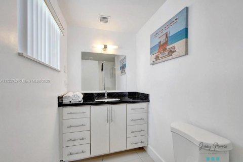 Casa en venta en Pompano Beach, Florida, 5 dormitorios, 262.54 m2 № 1861191 - foto 13
