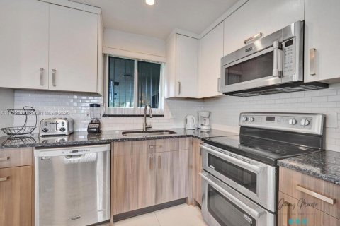 Casa en venta en Pompano Beach, Florida, 5 dormitorios, 262.54 m2 № 1861191 - foto 26