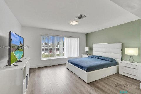 Casa en venta en Pompano Beach, Florida, 5 dormitorios, 262.54 m2 № 1861191 - foto 2