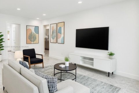 Casa en venta en Hollywood, Florida, 4 dormitorios, 129.32 m2 № 1956772 - foto 2