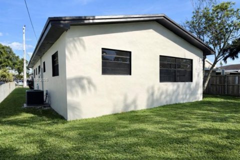 Casa en venta en Hollywood, Florida, 4 dormitorios, 129.32 m2 № 1956772 - foto 24