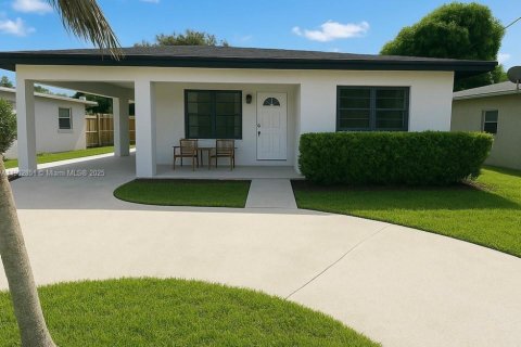 Casa en venta en Hollywood, Florida, 4 dormitorios, 129.32 m2 № 1956772 - foto 1