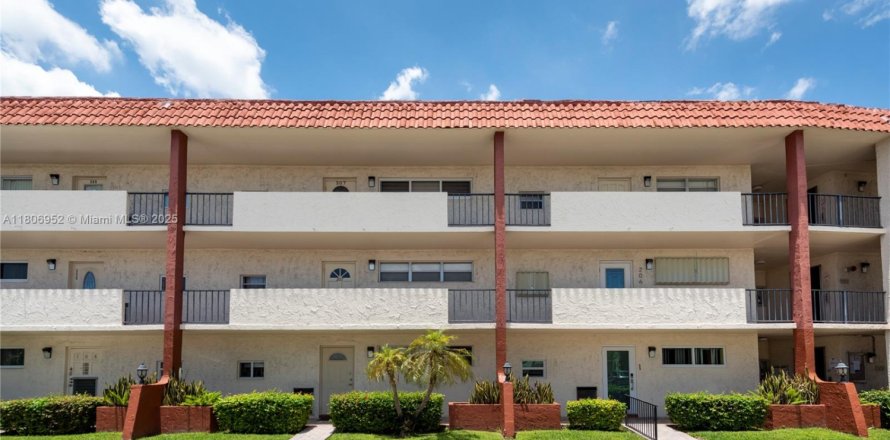 Condo in Pembroke Pines, Florida, 1 bedroom № 1748320