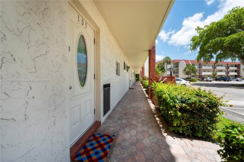 Condo in Pembroke Pines, Florida, 1 bedroom  № 1748320 - photo 3