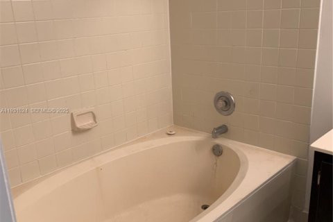 Touwnhouse à louer à Doral, Floride: 3 chambres, 159.05 m2 № 1991128 - photo 17