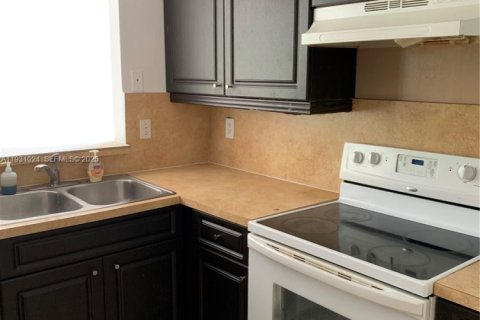 Touwnhouse à louer à Doral, Floride: 3 chambres, 159.05 m2 № 1991128 - photo 6