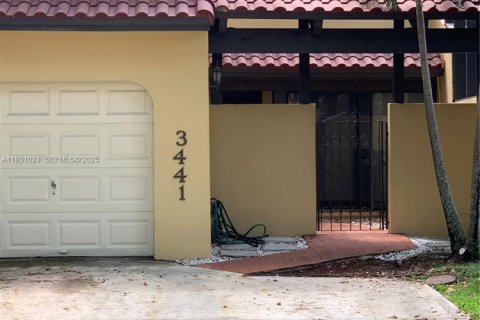 Touwnhouse à louer à Doral, Floride: 3 chambres, 159.05 m2 № 1991128 - photo 2