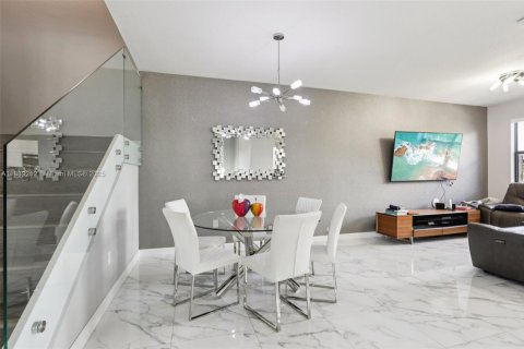 Townhouse in Miami, Florida 3 bedrooms, 195.47 sq.m. № 1941144 - photo 15