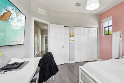 Townhouse in Miami, Florida 3 bedrooms, 195.47 sq.m. № 1941144 - photo 27