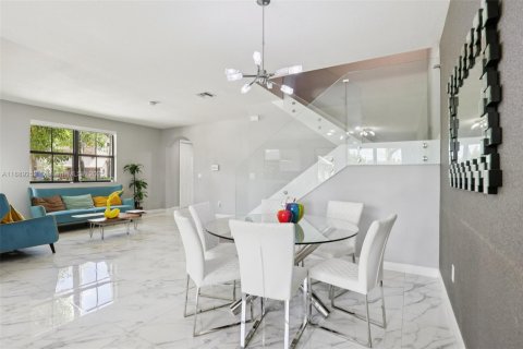 Townhouse in Miami, Florida 3 bedrooms, 195.47 sq.m. № 1941144 - photo 17