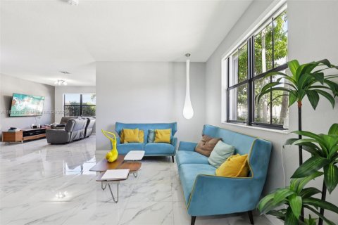 Townhouse in Miami, Florida 3 bedrooms, 195.47 sq.m. № 1941144 - photo 6