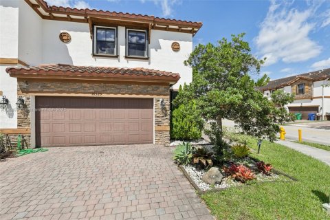 Townhouse in Miami, Florida 3 bedrooms, 195.47 sq.m. № 1941144 - photo 1