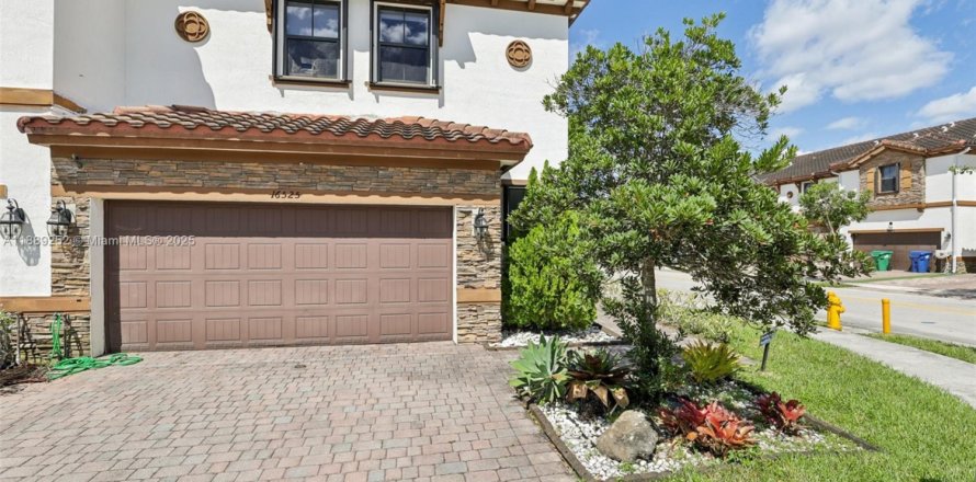 Townhouse in Miami, Florida 3 bedrooms, 195.47 sq.m. № 1941144