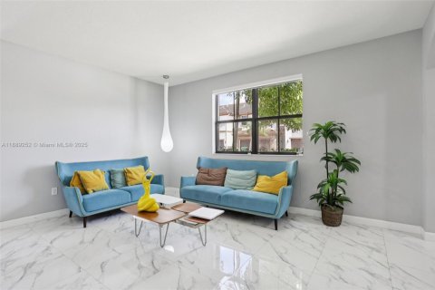 Townhouse in Miami, Florida 3 bedrooms, 195.47 sq.m. № 1941144 - photo 7