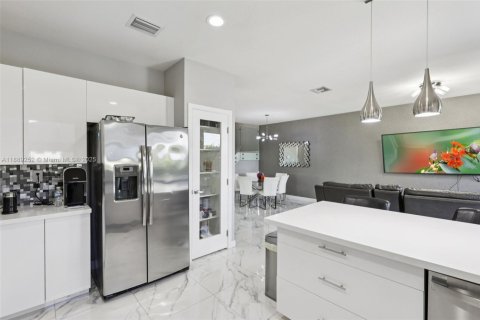 Townhouse in Miami, Florida 3 bedrooms, 195.47 sq.m. № 1941144 - photo 24