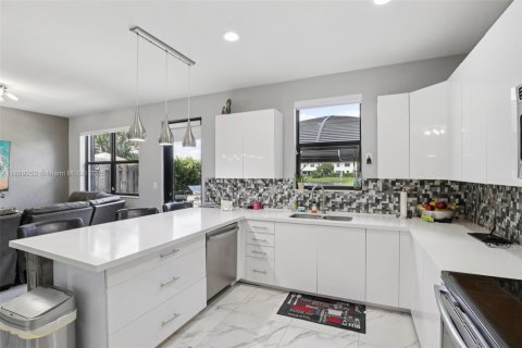 Townhouse in Miami, Florida 3 bedrooms, 195.47 sq.m. № 1941144 - photo 22