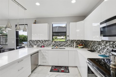 Townhouse in Miami, Florida 3 bedrooms, 195.47 sq.m. № 1941144 - photo 21